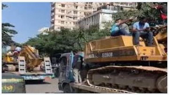 পরিচয় না দিয়ে ধানমন্ডির দিকে নিয়ে যাচ্ছে দুটি বুলডোজার